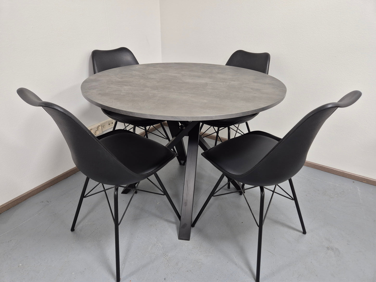 Ikea MARIEDAMM Pyöreä Ruokapöytä ja 4 Tuolia