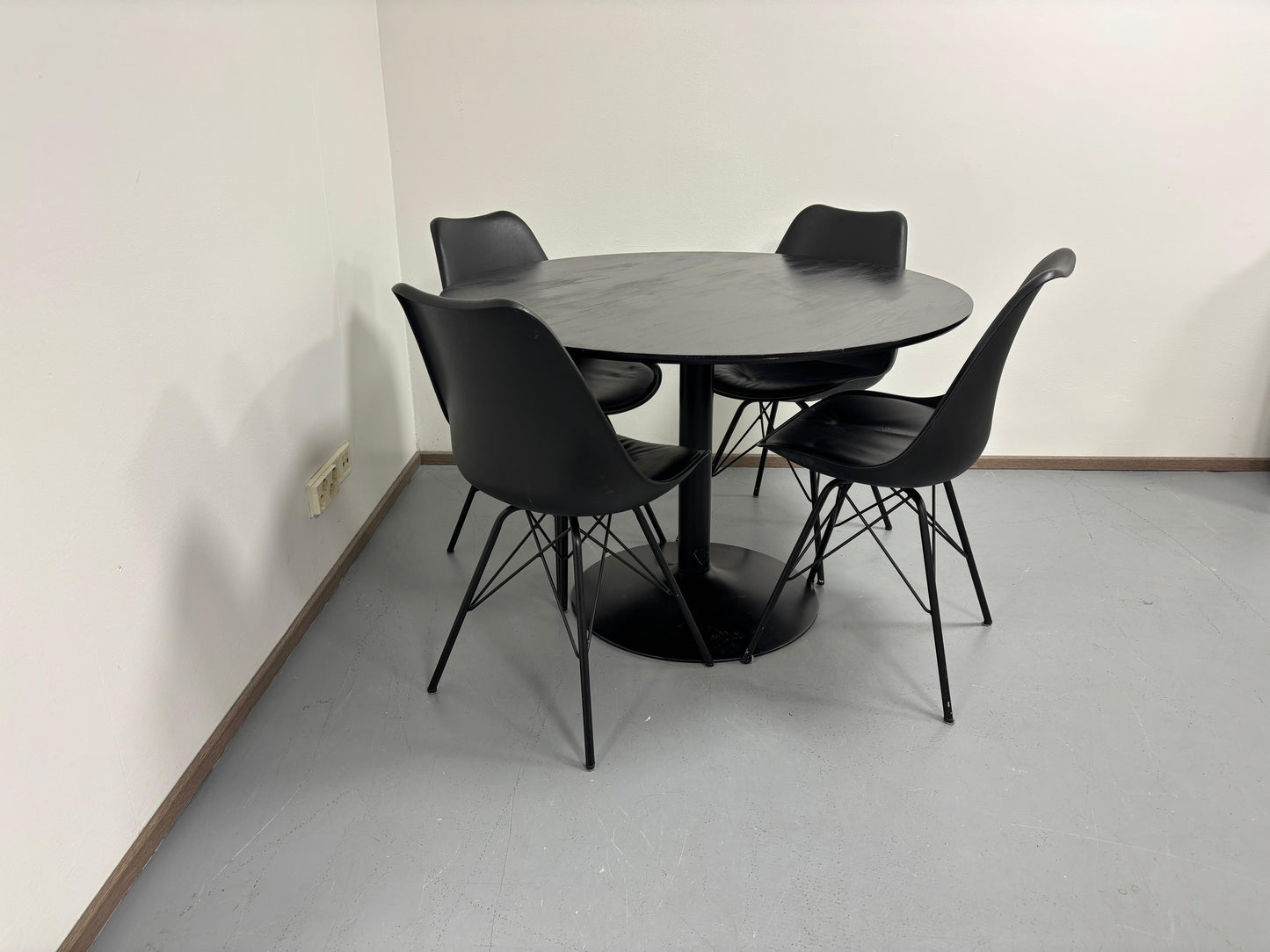 Pyöreä Ruokapöytä ja 4 Tuolia