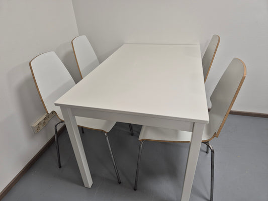 Ruokapöytä ja 4 Tuolia