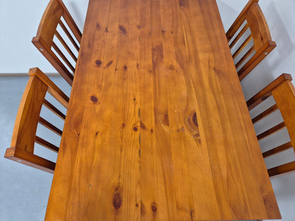 Ruokapöytä ja 4 Tuolia