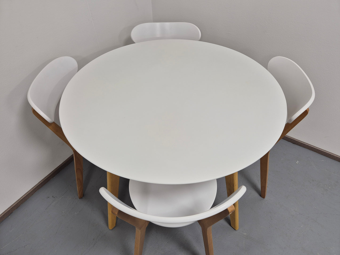 Ruokapöytä ja 4 Jysk Jegind Tuolia