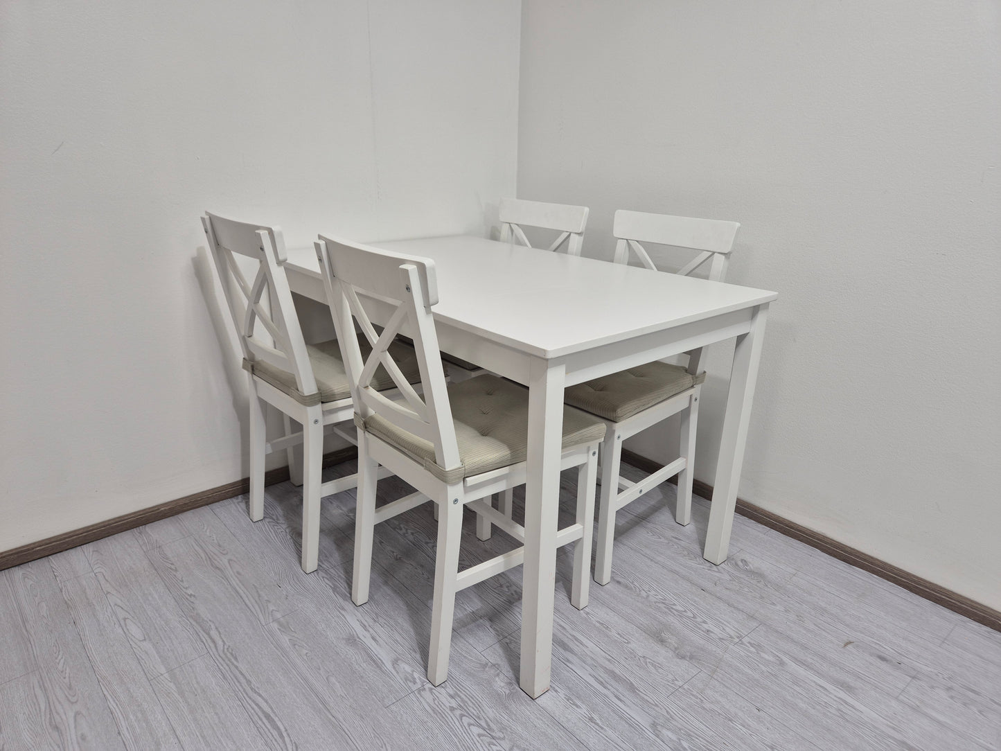 Jysk Ruokapöytä ja 4 Tuolia Kalustori