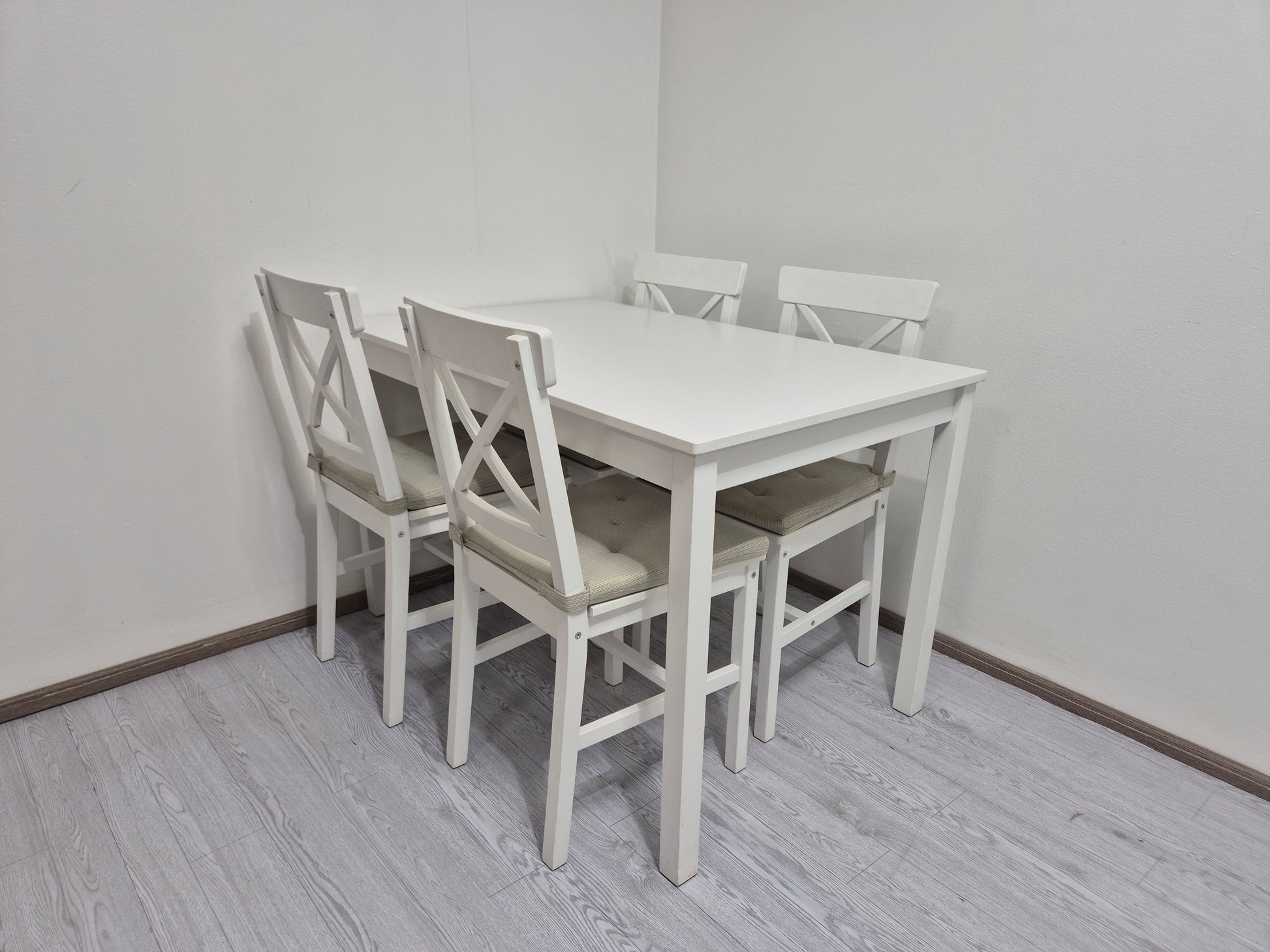 Jysk Ruokapöytä ja 4 Tuolia Kalustori