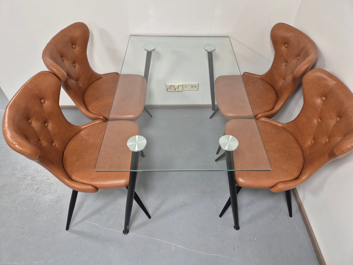 Lasinen Ruokapöytä ja 4 Tuolia