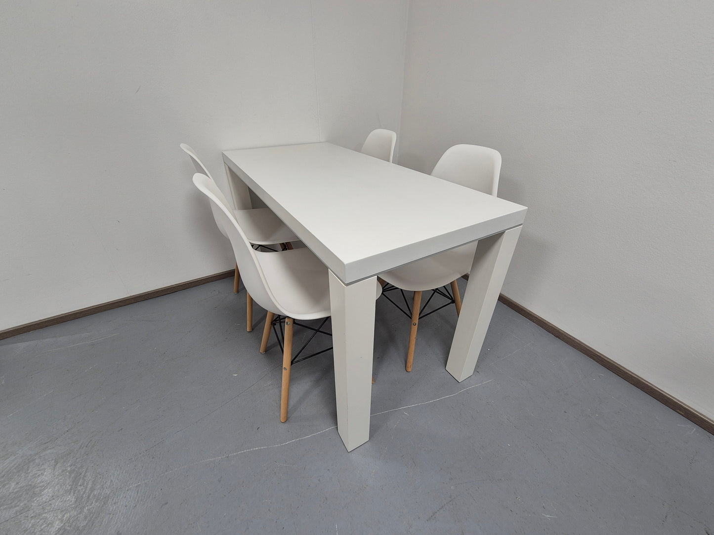 Ruokapöytä ja 4 Tuolia