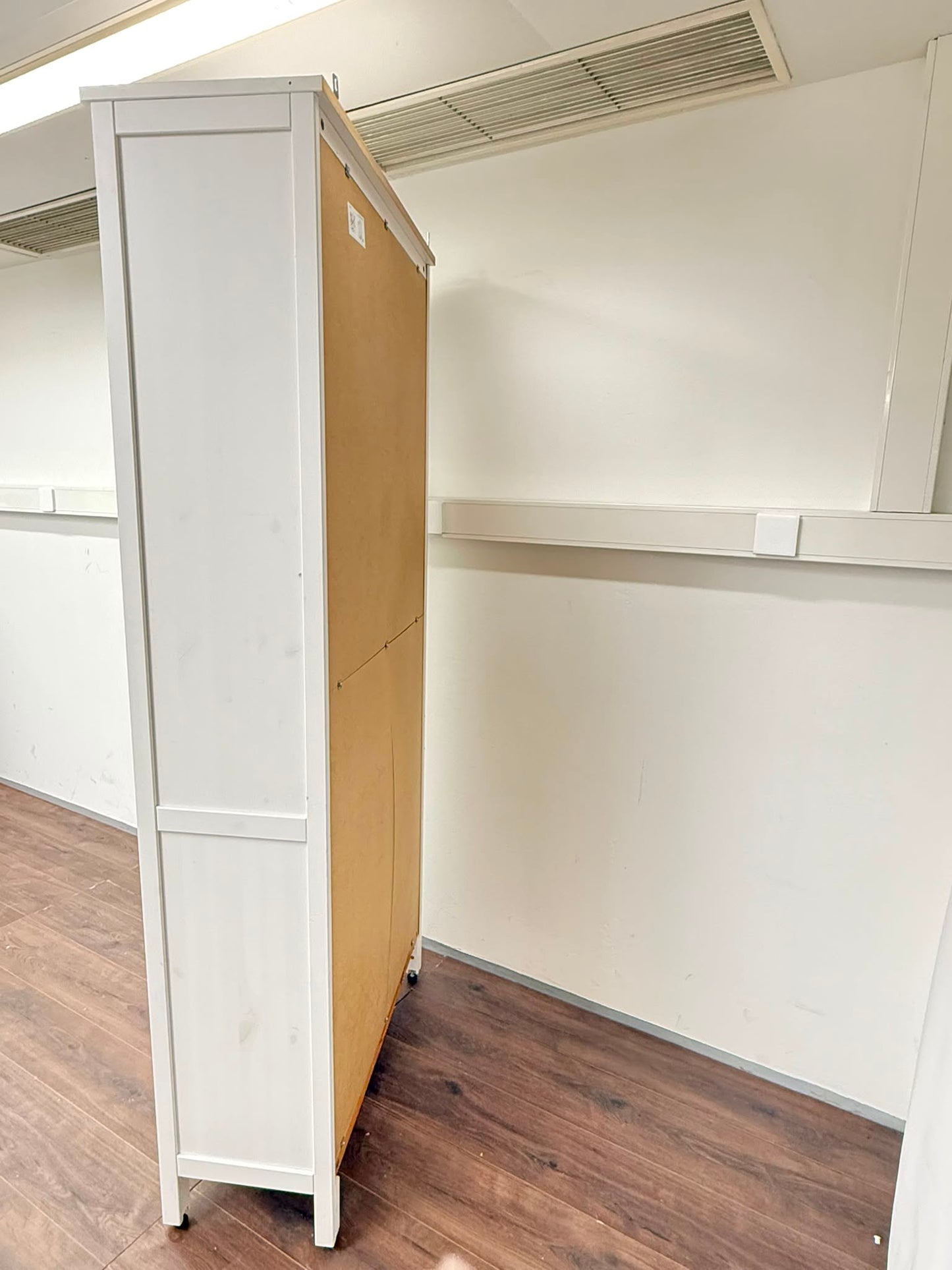 Ikea HEMNES Vitriinikaappi, 3 laatikkoa, valkoiseksi petsattu Kalustori
